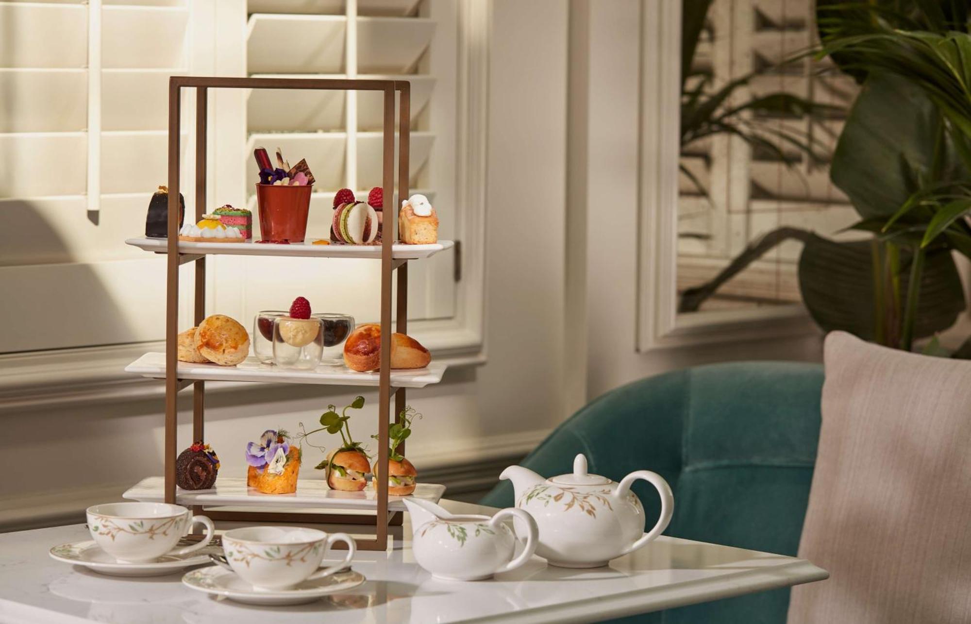 100 Queen'S Gate Hotel London, Curio Collection By Hilton Esterno foto Afternoon tea at the St. Regis Dubai