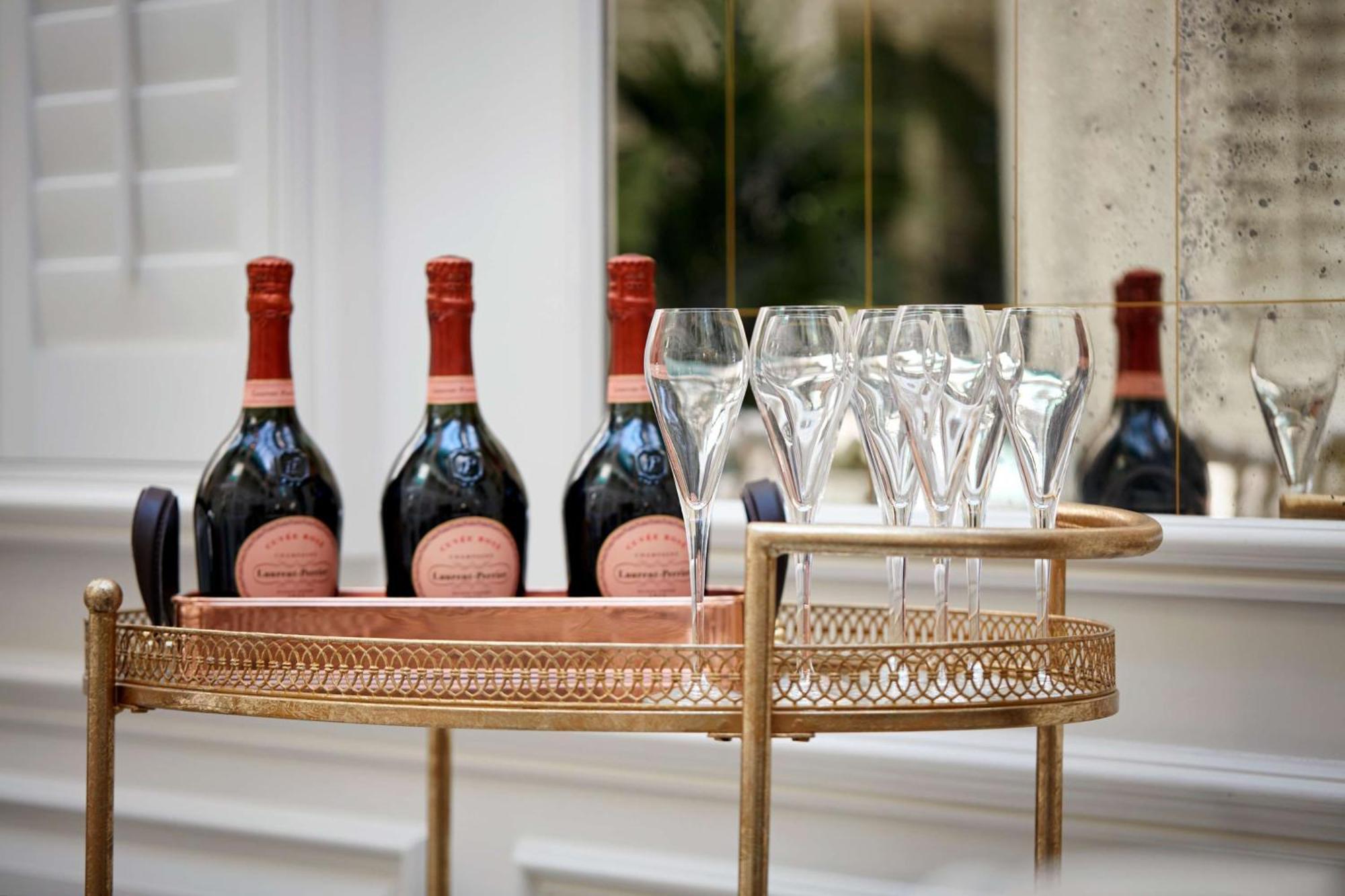 100 Queen'S Gate Hotel London, Curio Collection By Hilton Servizi foto Champagne bottles on a bar cart