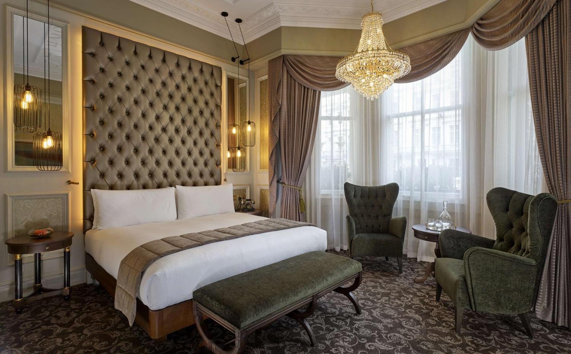 100 Queen'S Gate Hotel London, Curio Collection By Hilton Esterno foto A bedroom at the hotel