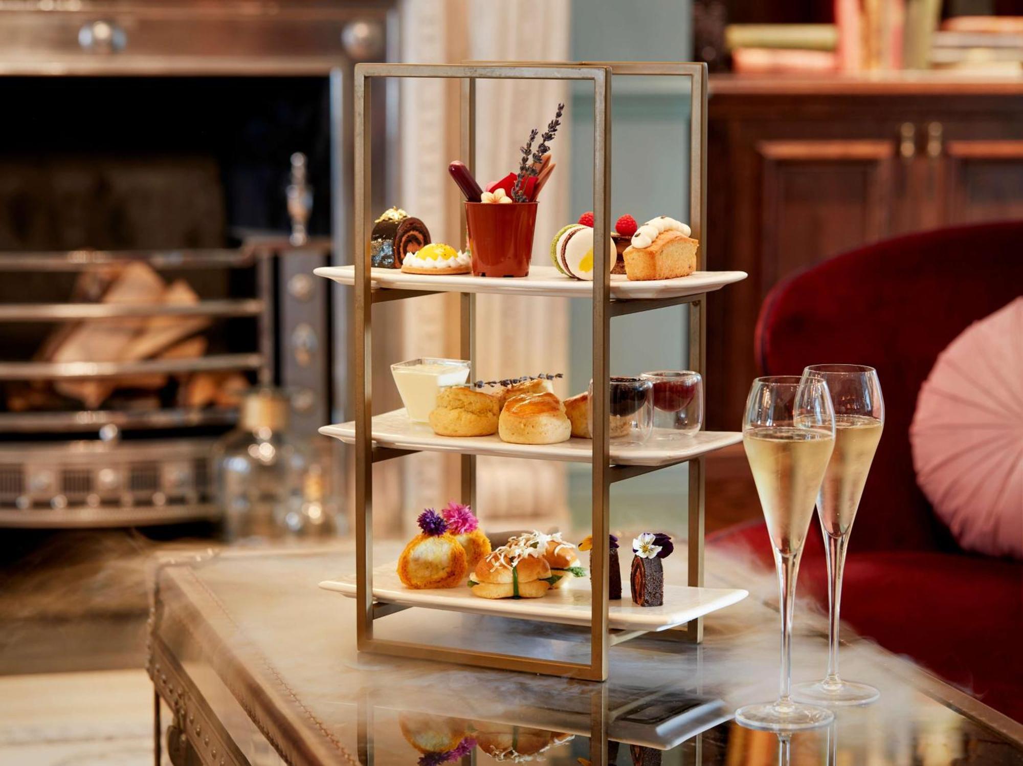 100 Queen'S Gate Hotel London, Curio Collection By Hilton Esterno foto Afternoon tea at The Ivy, St John's Wood