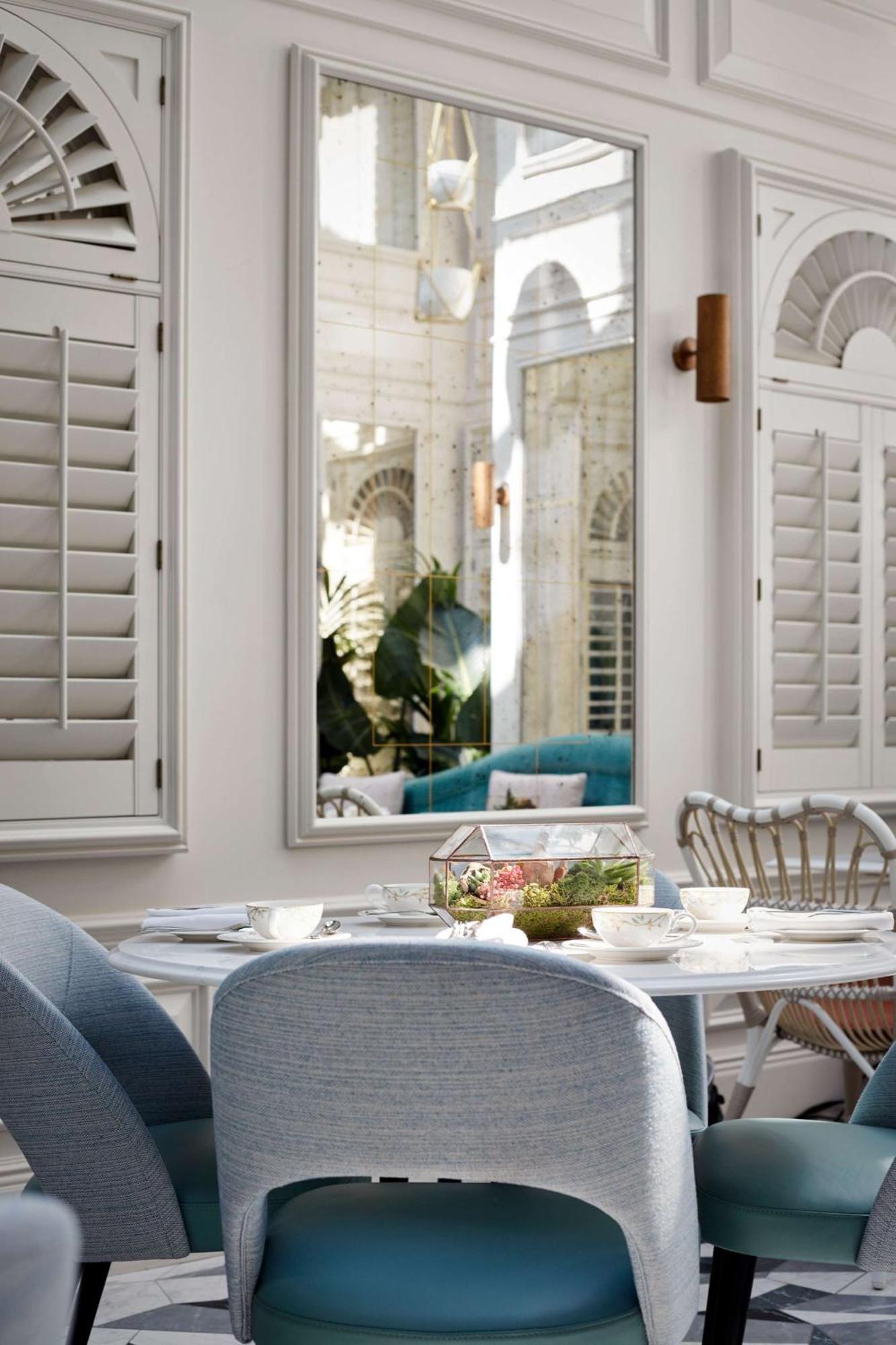 100 Queen'S Gate Hotel London, Curio Collection By Hilton Esterno foto A mirror in a home