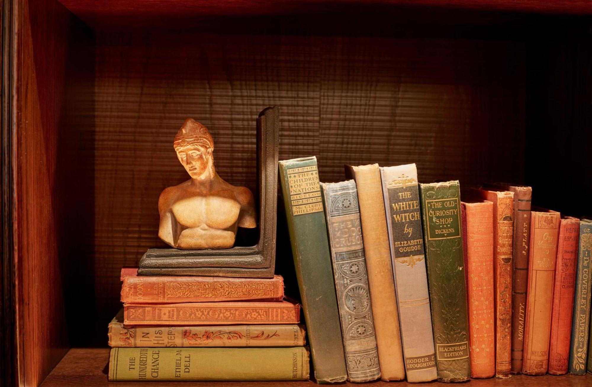 100 Queen'S Gate Hotel London, Curio Collection By Hilton Interno foto Books on a bookshelf