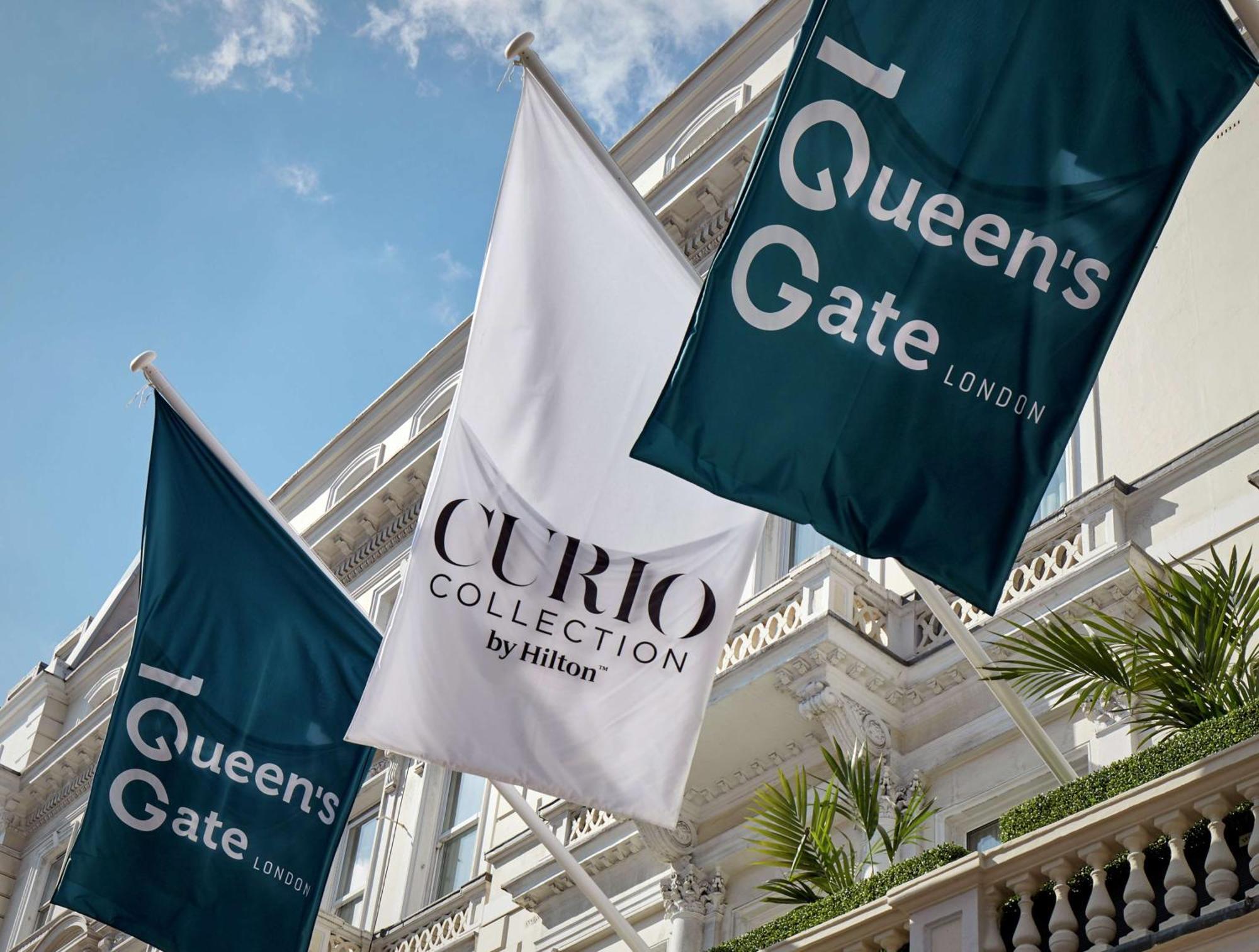 100 Queen'S Gate Hotel London, Curio Collection By Hilton Esterno foto Flags at the hotel