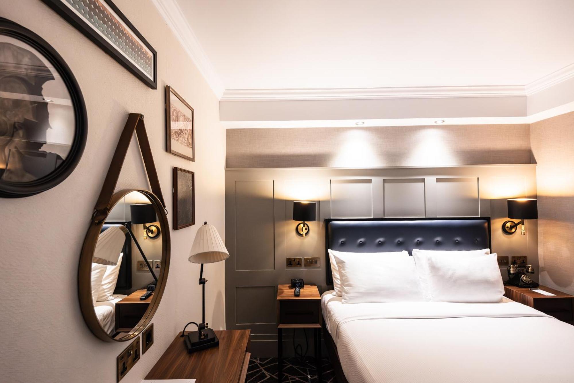 100 Queen'S Gate Hotel London, Curio Collection By Hilton Esterno foto A bedroom at the hotel