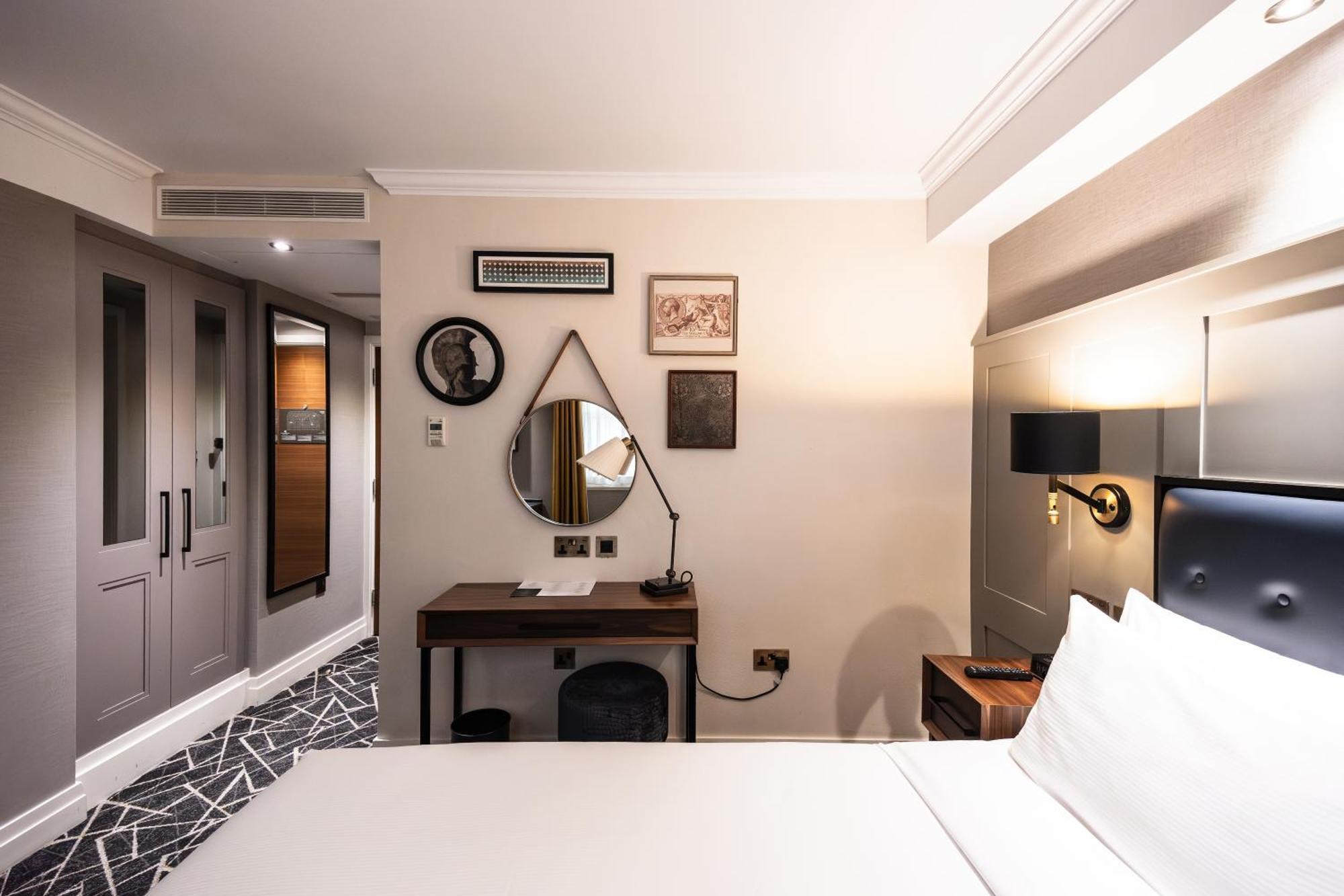 100 Queen'S Gate Hotel London, Curio Collection By Hilton Esterno foto A bedroom at the hotel