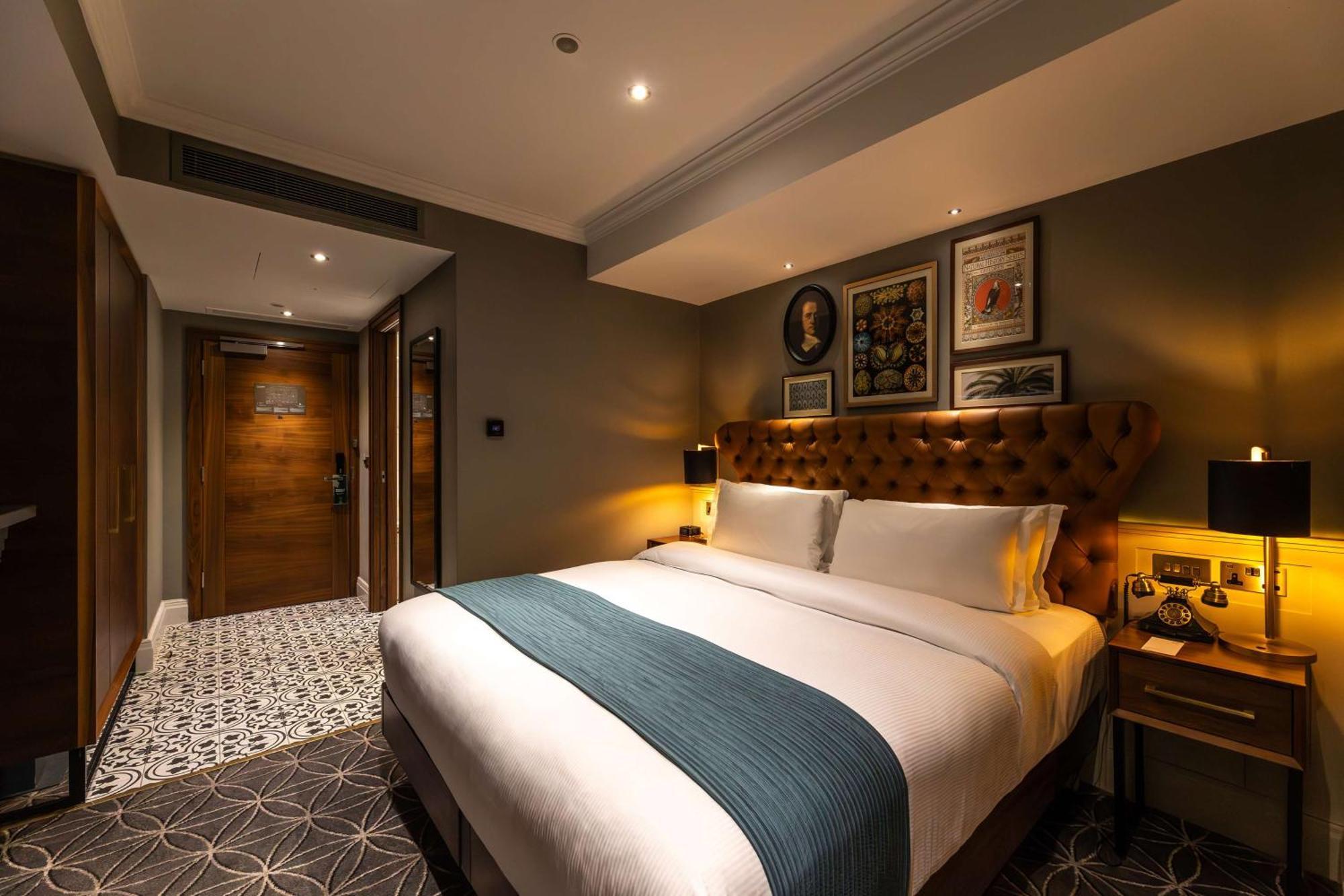 100 Queen'S Gate Hotel London, Curio Collection By Hilton Esterno foto A bedroom at the hotel