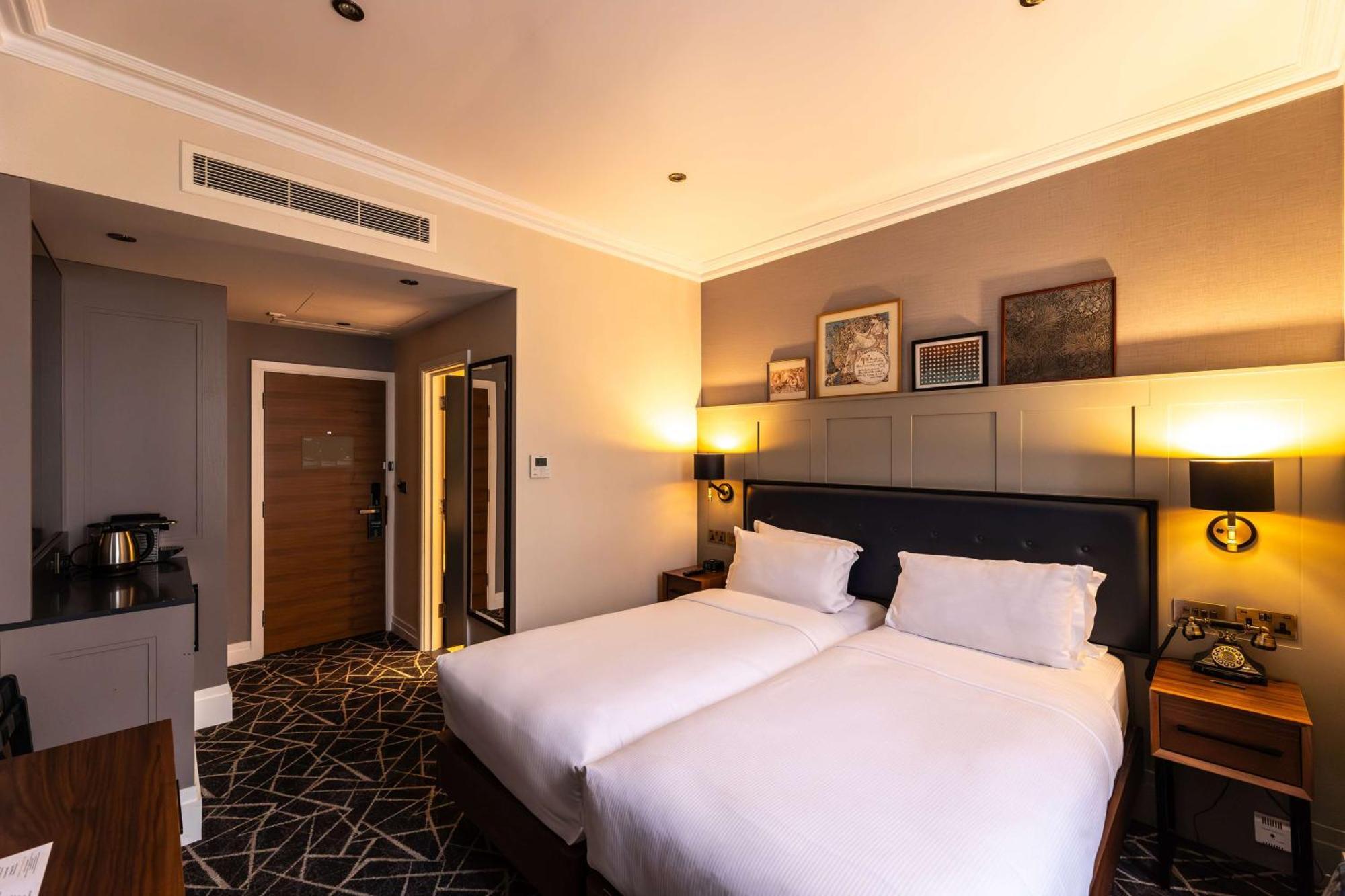 100 Queen'S Gate Hotel London, Curio Collection By Hilton Esterno foto A room at the hotel