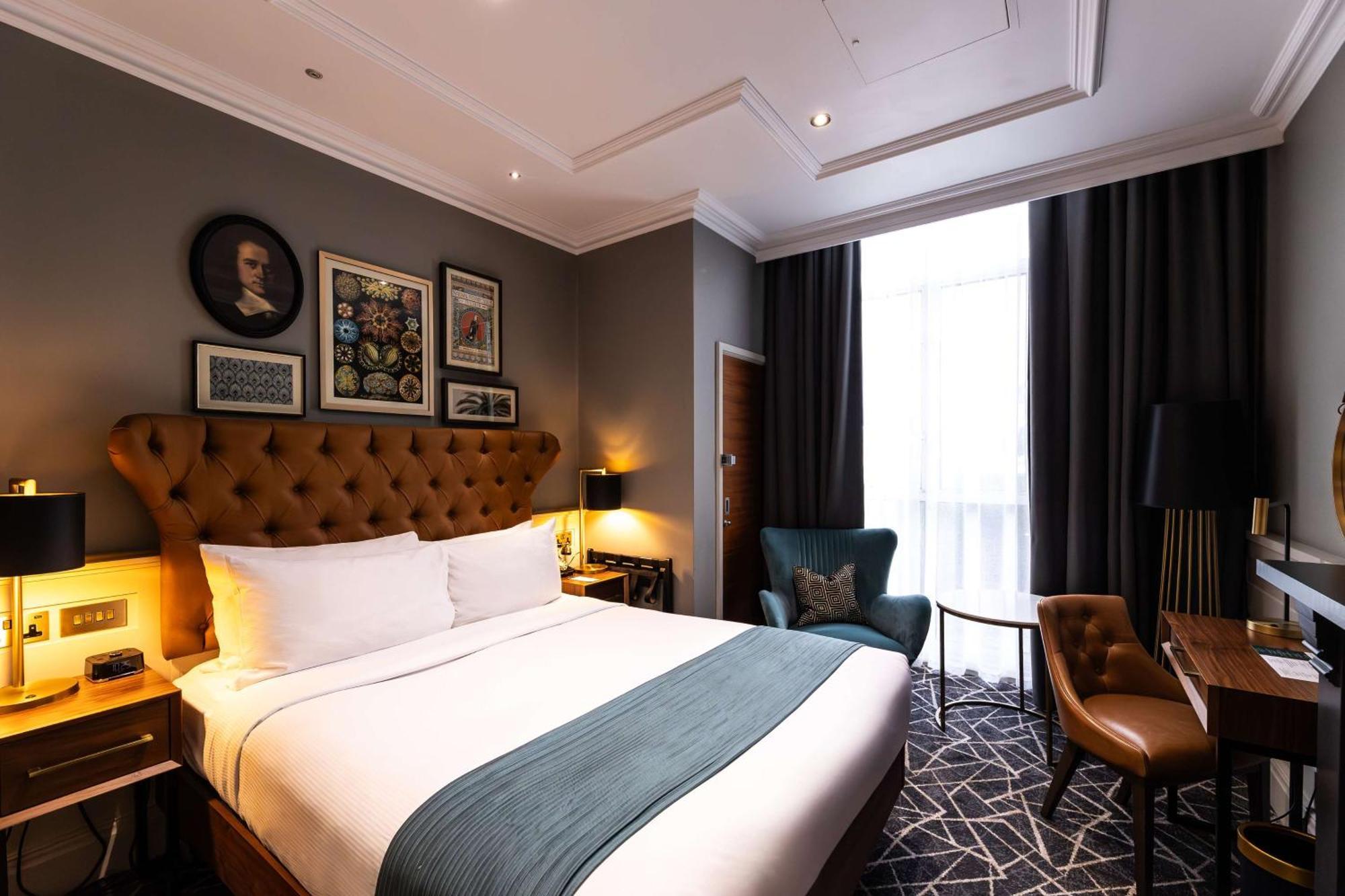100 Queen'S Gate Hotel London, Curio Collection By Hilton Esterno foto A bedroom at the hotel