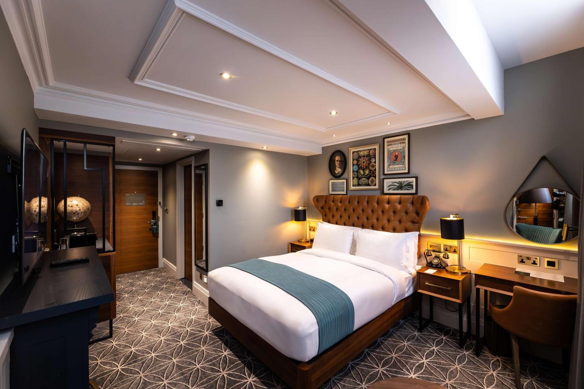 100 Queen'S Gate Hotel London, Curio Collection By Hilton Esterno foto A bedroom at the hotel