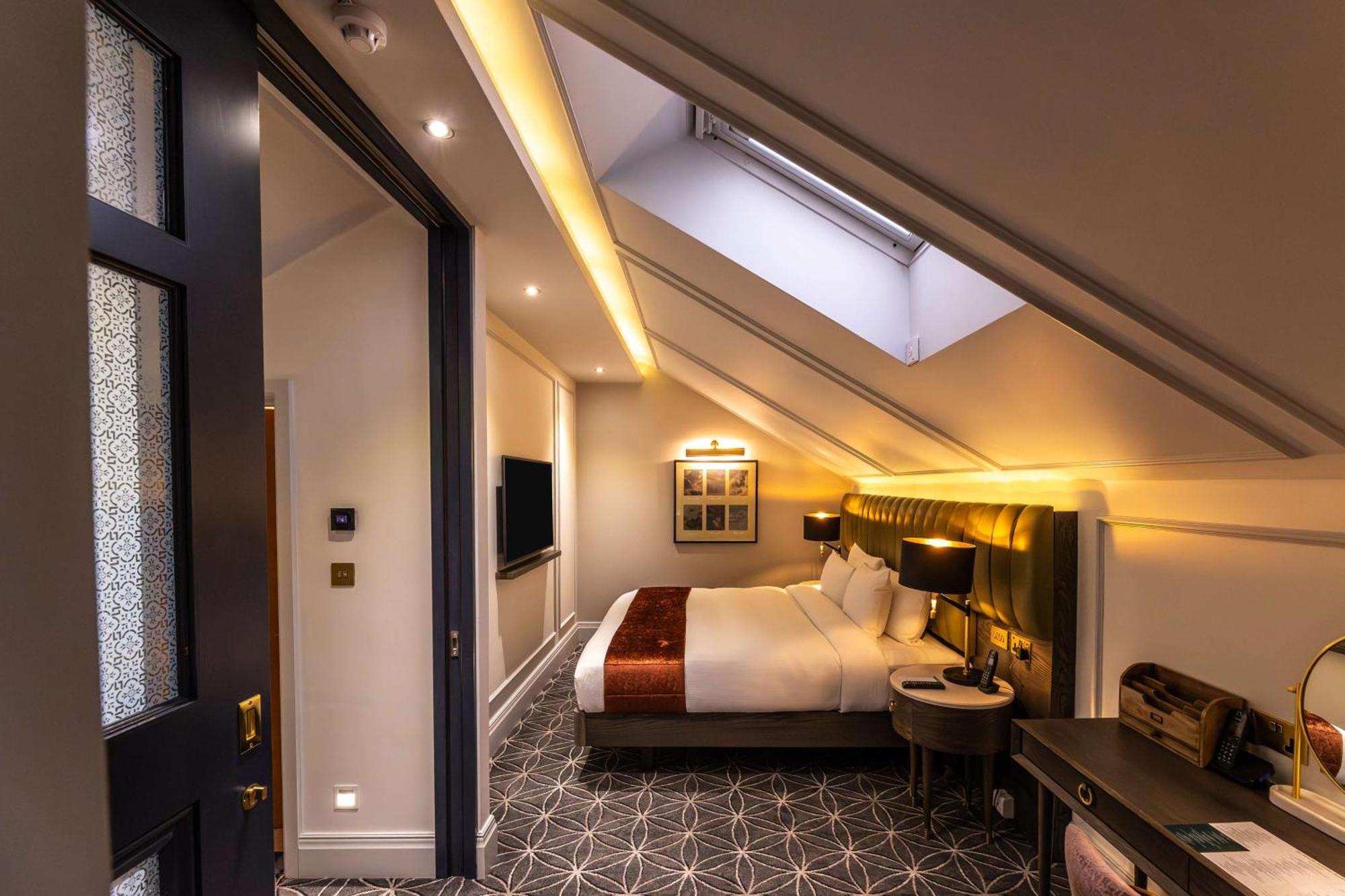 100 Queen'S Gate Hotel London, Curio Collection By Hilton Esterno foto A room at the hotel