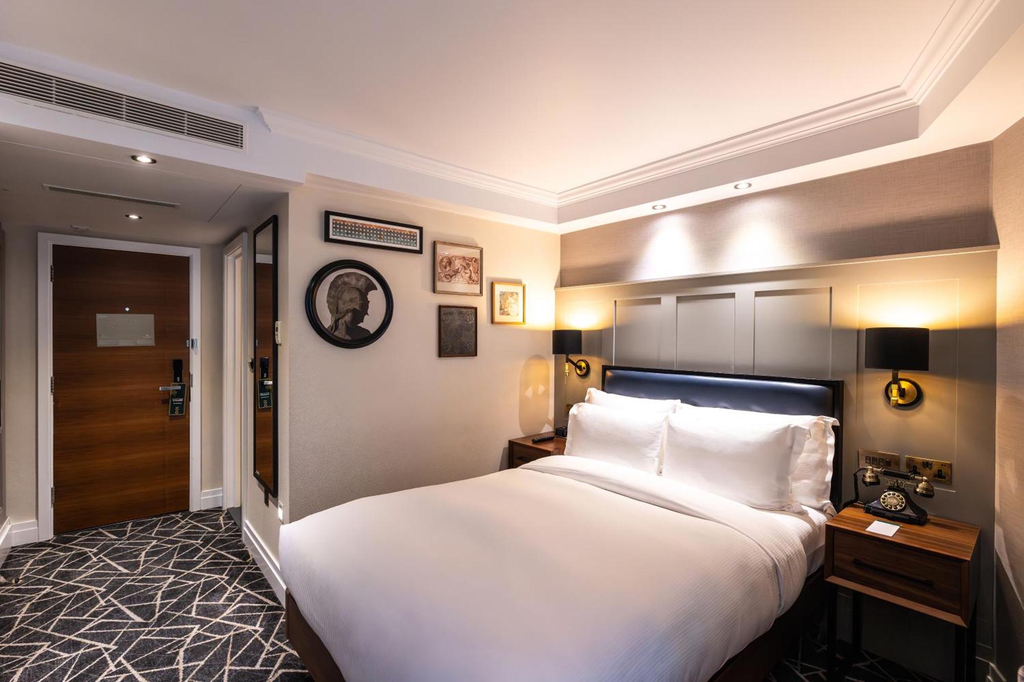 100 Queen'S Gate Hotel London, Curio Collection By Hilton Esterno foto A bedroom at the hotel